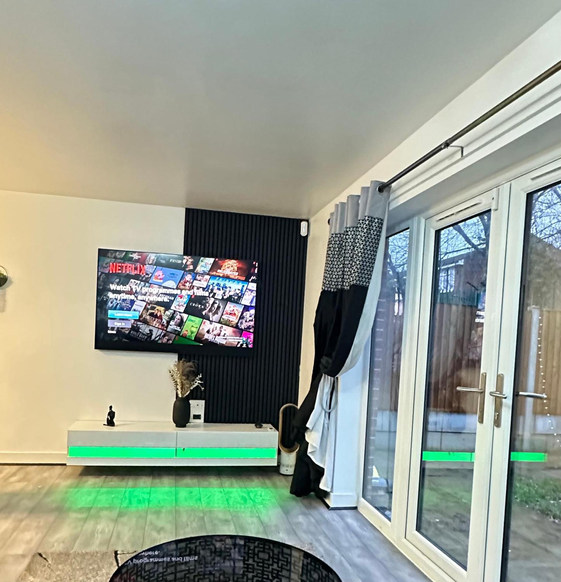 Homestay Private Cozy Bedroom In A Beautiful Near Eithad Stadium And Coop Live *